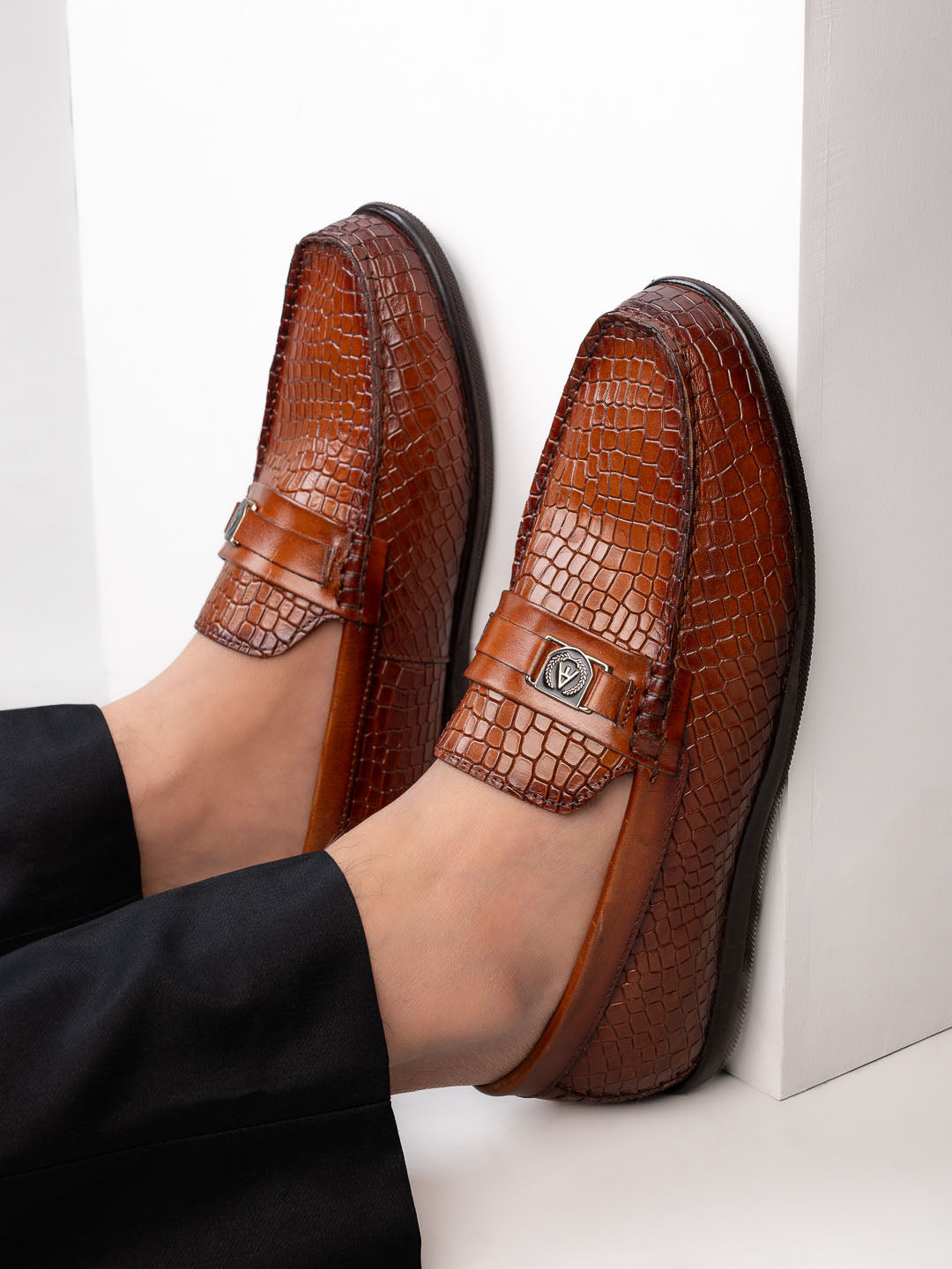 63797-TAN-CROC