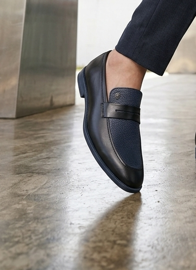 Men Black &amp; Navy Textured Leather Slip-On Penny Loafers with TPR Sole